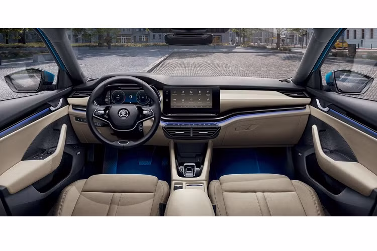 Bên trong Skoda Octavia là không gian nội thất 5 chỗ ngồi với khá nhiều trang bị tiện nghi. Giống các mẫu xe cùng thương hiệu khác, Skoda Octavia cũng dùng vô lăng 2 chấu, tích hợp phím chức năng. Phía sau vô lăng là bảng đồng hồ kỹ thuật số Virtual Cockpit với kích thước lên đến 10,25 inch ở bản cao cấp.