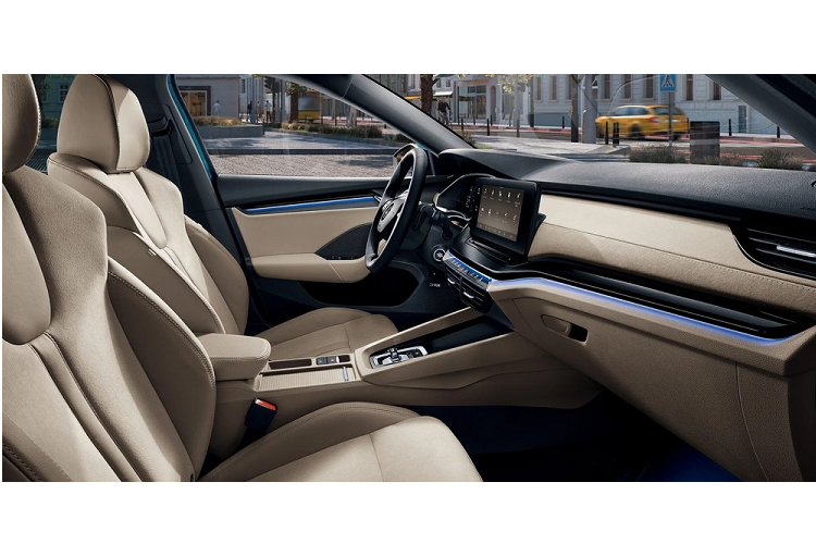 Trong khi đó, màn hình trung tâm của xe được thiết kế đặt nổi trên mặt táp-lô. Màn hình này có kích thước 8,25 inch tiêu chuẩn hoặc 10 inch. Màn hình 8,25 inch sẽ hỗ trợ Apple CarPlay/Android Auto và đàm thoại rảnh tay. Với màn hình 10 inch, xe có thêm tính năng cảm ứng, ra lệnh bằng giọng nói/cử chỉ và hệ thống định vị.