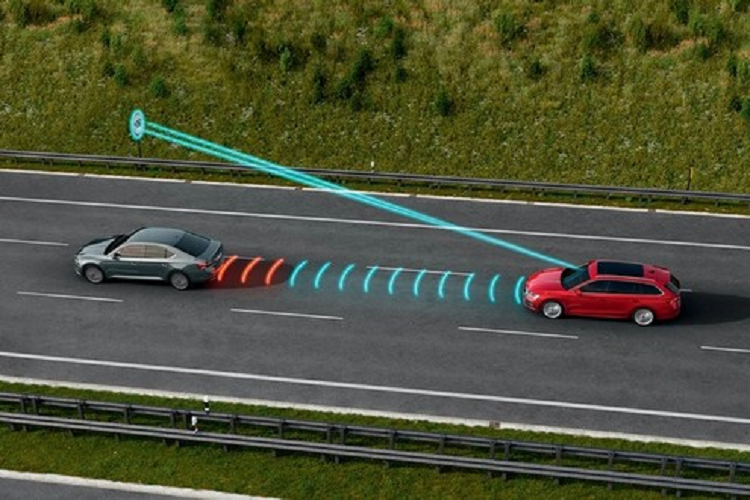 Tiếp theo là hệ thống phanh tự động sau va chạm, hệ thống hỗ trợ tránh va chạm phía trước, hỗ trợ quay đầu, hỗ trợ đỗ xe Park Assist 3.0, cảnh báo phương tiện đang chạy đến từ phía sau khi mở cửa, hệ thống kiểm soát hành trình thích ứng và hỗ trợ chuyển làn đường.