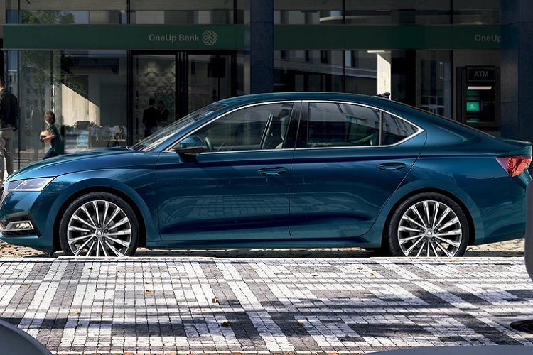 Trong 4 mẫu xe đầu tiên được Skoda bán tại Việt Nam, Octavia chính là "chiến thần doanh số" ở thị trường toàn cầu. Trong năm 2021, hãng Skoda đã bán được tổng cộng 200.800 chiếc Octavia cho khách hàng thế giới. Vậy, mẫu xe này có gì mà "hot" đến thế? Hãy cùng tìm hiểu kỹ hơn về Skoda Octavia về Việt Nam trong năm sau.
