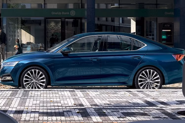 Trong 4 mẫu xe đầu tiên được Skoda bán tại Việt Nam, Octavia chính là "chiến thần doanh số" ở thị trường toàn cầu. Trong năm 2021, hãng Skoda đã bán được tổng cộng 200.800 chiếc Octavia cho khách hàng thế giới. Vậy, mẫu xe này có gì mà "hot" đến thế? Hãy cùng tìm hiểu kỹ hơn về Skoda Octavia về Việt Nam trong năm sau.