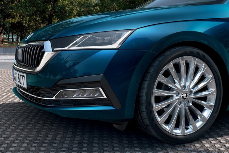 Tương tự các mẫu xe cùng thương hiệu như Karoq hay Kodiaq, Skoda Octavia cũng được trang bị lưới tản nhiệt hình lục giác với các nan nằm dọc màu đen đặc trưng. Nối liền với lưới tản nhiệt là cụm đèn pha LED tiêu chuẩn hoặc đèn pha LED ma trận tùy chọn. Ngoài ra, cụm đèn pha còn được chia thành 2 khoang bởi dải đèn LED định vị ban ngày hình chữ "L" bắt mắt. Bên dưới là cản trước tích hợp tấm lưới tổ ong nằm vắt ngang đầu xe.