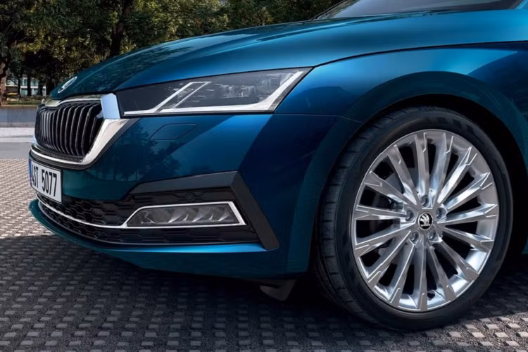 Tương tự các mẫu xe cùng thương hiệu như Karoq hay Kodiaq, Skoda Octavia cũng được trang bị lưới tản nhiệt hình lục giác với các nan nằm dọc màu đen đặc trưng. Nối liền với lưới tản nhiệt là cụm đèn pha LED tiêu chuẩn hoặc đèn pha LED ma trận tùy chọn. Ngoài ra, cụm đèn pha còn được chia thành 2 khoang bởi dải đèn LED định vị ban ngày hình chữ "L" bắt mắt. Bên dưới là cản trước tích hợp tấm lưới tổ ong nằm vắt ngang đầu xe.