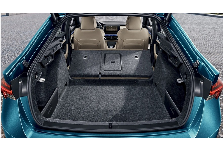 Nằm ngay bên dưới cánh gió nhỏ này là tem chữ nổi "Skoda" mạ crôm sáng bóng. Trong khi đó, cụm đèn hậu của xe được thiết kế nằm ngang và không nối liền với nhau theo xu hướng thịnh hành. Mở cửa cốp của Skoda Octavia, người dùng sẽ thấy khoang hành lý có thể tích 600 lít. Hàng ghế sau của xe có thể gập xuống để tăng thể tích khoang hành lý lên 1.555 lít. Cửa cốp còn có tính năng đóng/mở chỉnh điện tiện lợi.