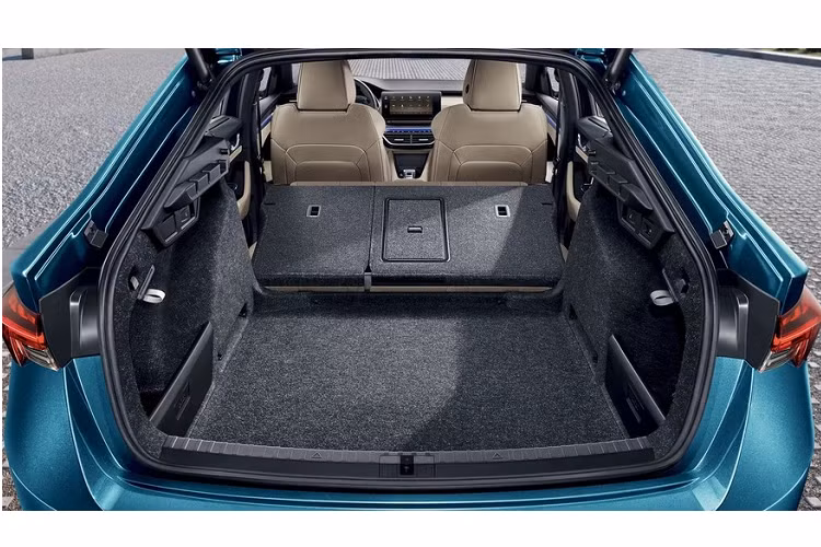 Nằm ngay bên dưới cánh gió nhỏ này là tem chữ nổi "Skoda" mạ crôm sáng bóng. Trong khi đó, cụm đèn hậu của xe được thiết kế nằm ngang và không nối liền với nhau theo xu hướng thịnh hành. Mở cửa cốp của Skoda Octavia, người dùng sẽ thấy khoang hành lý có thể tích 600 lít. Hàng ghế sau của xe có thể gập xuống để tăng thể tích khoang hành lý lên 1.555 lít. Cửa cốp còn có tính năng đóng/mở chỉnh điện tiện lợi.