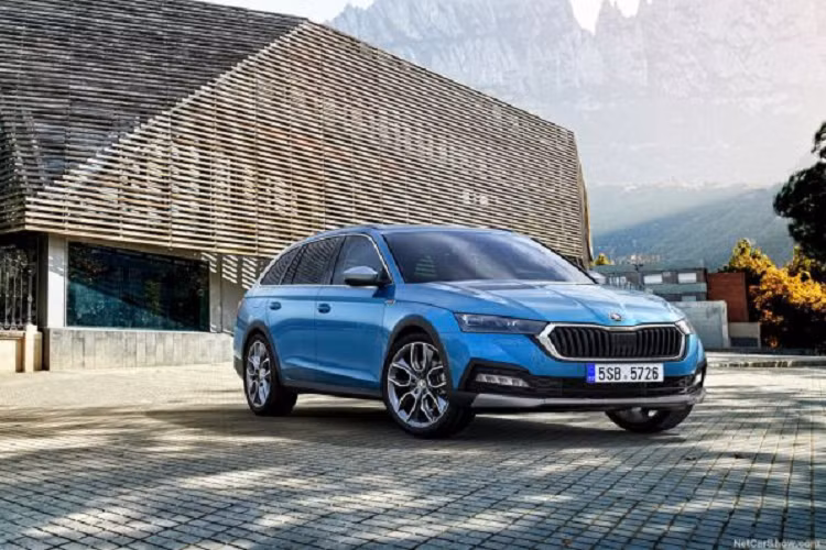 Thứ ba là động cơ xăng TSI 2.0L, kết hợp với hộp số tự động 7 cấp và hệ dẫn động 4 bánh. Động cơ này sản sinh công suất tối đa 187 mã lực và mô-men xoắn cực đại 320 Nm. Nhờ đó, Skoda Octavia tiêu thụ trung bình 6,9 lít xăng/100 km và đạt vận tốc tối đa 229 km/h. 