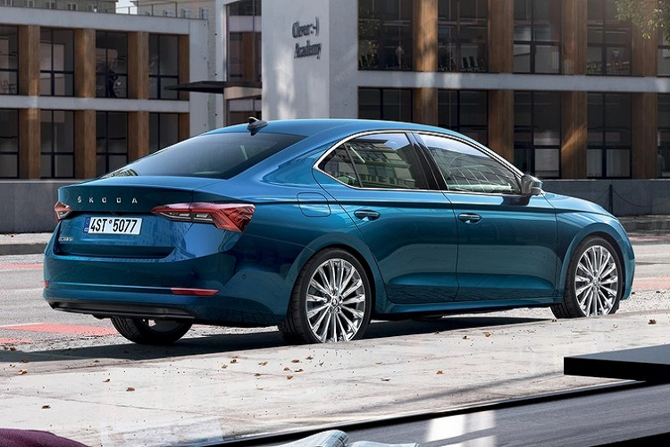 Ở giữa tấm lưới này là 2 đèn sương mù trước khá lớn, nối liền với nhau bằng nẹp mạ crôm. Thiết kế này khiến phần đầu xe của Skoda Octavia trông rộng và bề thế hơn. Chưa dừng ở đó, Skoda Octavia còn mang trên mình nắp ca-pô dập gân thể thao và vành có đường kính từ 16 - 19 inch, tùy phiên bản. Trên sườn xe còn có thêm đường gân kéo dài từ chắn bùn trước đến đèn hậu. Hãng Skoda gọi Octavia là xe liftback vì phần nóc nối mượt mà với cánh gió đuôi vuốt nhẹ trên cửa cốp sau.