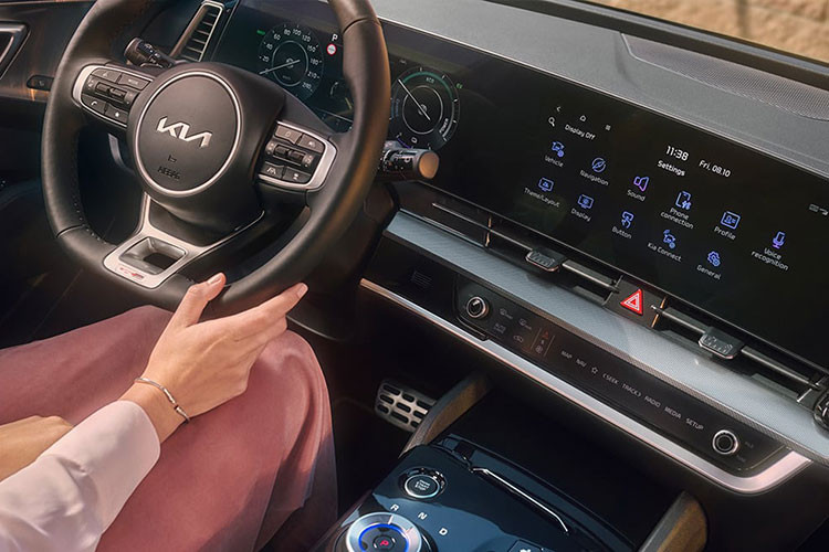 X-Line Prestige sẽ có thêm tính năng kiểm soát hành trình thông minh, cảnh báo đỗ xe phía sau và phía trước, và màn hình quan sát điểm mù. Kia cũng cung cấp màn hình 360 độ, đồng thời trang bị hệ thống âm thanh cao cấp Harman Kardon cho bản X-Line Prestige.