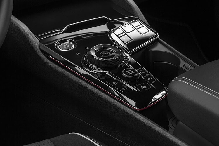 Ngoài ra còn có hệ thống hỗ trợ theo làn và giữ làn đường ( lane following and lane-keep assists), tránh va chạm phía trước (forward collision avoidance), cảnh báo giao thông cắt ngang phía sau (rear cross-traffic alert) và các tính năng khác...