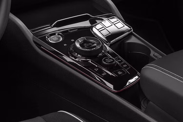 Ngoài ra còn có hệ thống hỗ trợ theo làn và giữ làn đường ( lane following and lane-keep assists), tránh va chạm phía trước (forward collision avoidance), cảnh báo giao thông cắt ngang phía sau (rear cross-traffic alert) và các tính năng khác...