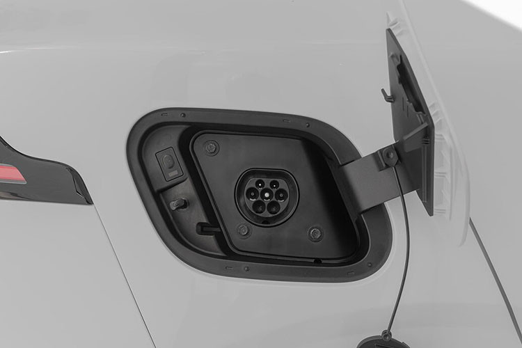 Phía sau xe là một đường vai mạnh mẽ và một cánh lướt gió trên mái tinh tế. Đèn hậu hình chữ C ngược, kéo dài ngang đuôi góp phần tôn lên thiết kế sau xe và logo KIA kiểu mới. Cản sau hầm hố với đường nét nam tính, góc cạnh.