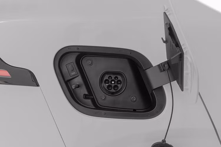 Phía sau xe là một đường vai mạnh mẽ và một cánh lướt gió trên mái tinh tế. Đèn hậu hình chữ C ngược, kéo dài ngang đuôi góp phần tôn lên thiết kế sau xe và logo KIA kiểu mới. Cản sau hầm hố với đường nét nam tính, góc cạnh.