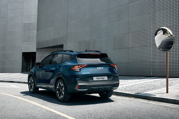 Kia Sportage PHEV 2022 sẽ được bán vào quý 3 năm nay. Kia cho biết họ sẽ cung cấp thêm nhiều thông tin chi tiết về chiếc crossover PHEV này gần với ngày bán ra, như giá bán và mức tiết kiệm nhiên liệu của nó. Tại thị trường Hàn Quốc, phiên bản hybrid của Kia Sportage có giá chỉ tương đương từ 620 triệu đồng.