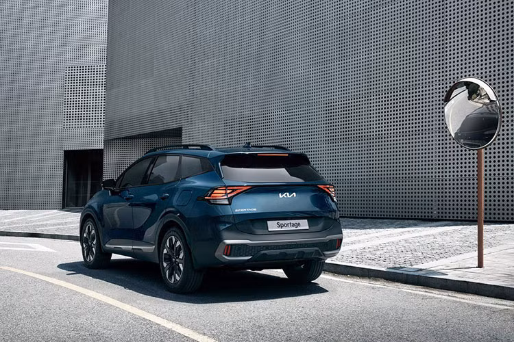 Kia Sportage PHEV 2022 sẽ được bán vào quý 3 năm nay. Kia cho biết họ sẽ cung cấp thêm nhiều thông tin chi tiết về chiếc crossover PHEV này gần với ngày bán ra, như giá bán và mức tiết kiệm nhiên liệu của nó. Tại thị trường Hàn Quốc, phiên bản hybrid của Kia Sportage có giá chỉ tương đương từ 620 triệu đồng.