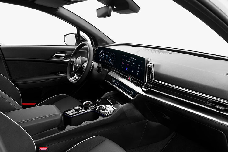 Bên trong nội thất, Kia Sportage 2022 cũng giới thiệu thiết kế kiểu mới. Nổi bật là màn hình cong kết hợp giữa cụm đồng hồ và màn hình thông tin giải trí. Ngay cả các khe hút gió cũng được thiết kế để làm nổi bật bảng điều khiển. Ngoài màn hình, một trong những thay đổi lớn nhất là cần số dạng núm xoay.