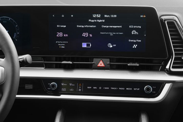 Sportage PHEV cũng được trang bị các tính năng an toàn và một số Hệ thống Hỗ trợ Người lái Nâng cao (Advanced Driver Assistance Systems). Các tính năng an toàn tiêu chuẩn bao gồm cảnh báo sự chú ý của người lái (driver attention warning), đèn pha LED với hỗ trợ chiếu sáng cao (LED headlights with high-beam assist),...