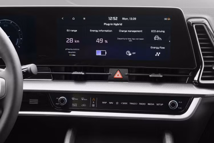 Sportage PHEV cũng được trang bị các tính năng an toàn và một số Hệ thống Hỗ trợ Người lái Nâng cao (Advanced Driver Assistance Systems). Các tính năng an toàn tiêu chuẩn bao gồm cảnh báo sự chú ý của người lái (driver attention warning), đèn pha LED với hỗ trợ chiếu sáng cao (LED headlights with high-beam assist),...