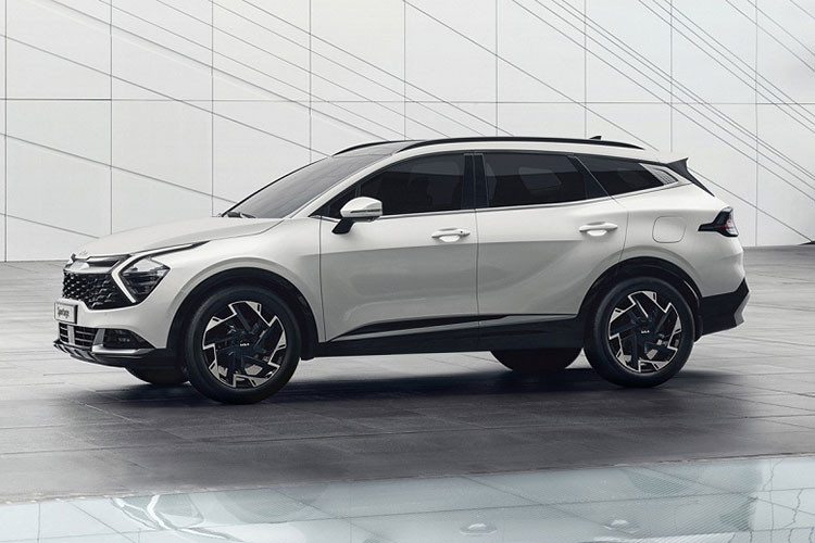 Đương nhiên, ngoại hình xe crossover Kia Sportage PHEV nói chung vẫn sở hữu thiết kế mới mẻ của Sportage. Đó là lưới tản nhiệt màu đen kết hợp với cụm đèn pha nổi bật với dải đèn LED chiếu sáng ban ngày hình boomerang bao quanh nó.