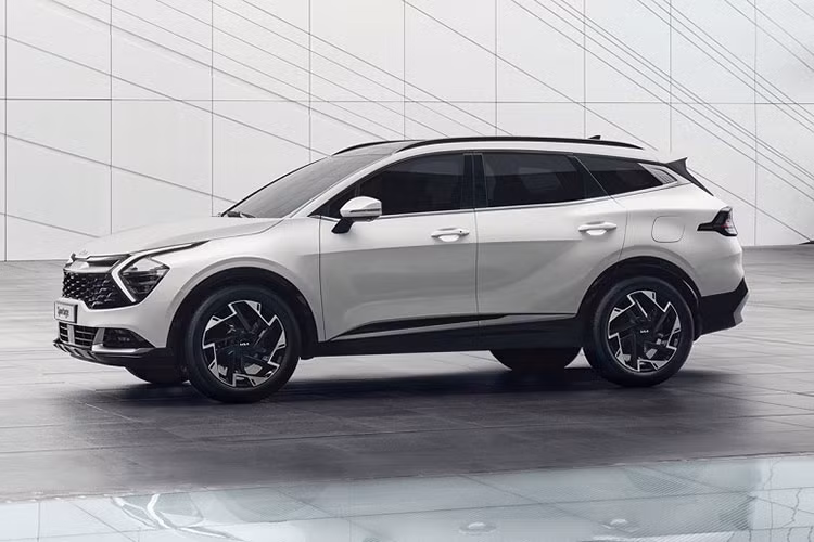 Đương nhiên, ngoại hình xe crossover Kia Sportage PHEV nói chung vẫn sở hữu thiết kế mới mẻ của Sportage. Đó là lưới tản nhiệt màu đen kết hợp với cụm đèn pha nổi bật với dải đèn LED chiếu sáng ban ngày hình boomerang bao quanh nó.