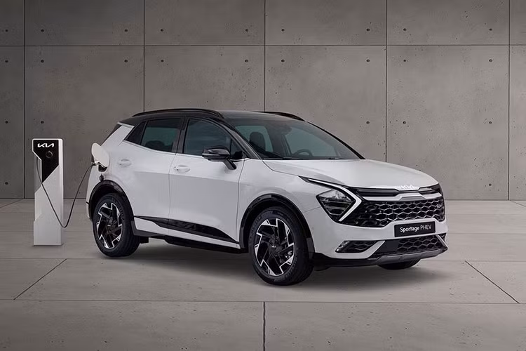 Hãng xe Hàn sẽ cung cấp Kia Sportage PHEV 2022 mới với hai phiên bản: X-Line và X-Line Prestige. Cả hai đều có cản trước và cản sau độc đáo nhờ đường viền chrome satin. Những phiên bản này cũng được trang bị gương, giá nóc và cửa sổ bao quanh đen bóng. Bánh xe hợp kim màu đen 19 inch cũng là tiêu chuẩn.