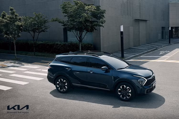 Kia Việt Nam sẽ phân phối thế hệ thứ 5 hoàn toàn mới của dòng Kia Sportage 2022, thời gian dự kiến phân phối vào khoảng quý II/2022 cùng thời điểm với mẫu xe điện Kia EV6. Ngoài ra, Thaco cũng sẽ phân phối thêm các mẫu xe gầm cao gồm Sorento hybrid, Telluride và xe điện EV6 tại thị trường Việt trong năm sau.