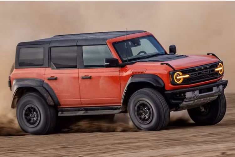 Ford Bronco Raptor được phát triển trên nền tảng khung gầm nâng cấp với hệ thống treo có hành trình dài hơn giúp tăng cường khoảng sáng gầm xe. Điều đáng nói là dù mang đến khả năng off-road vượt trội hơn nhưng Bronco Raptor vẫn giữ lại các tính năng và trang bị như phiên bản thông thường nhằm đảm bảo độ tiện nghi khi vận hành hàng ngày.