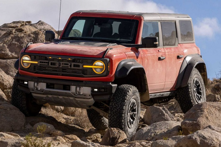 Mạnh mẽ hơn ước tính nhưng so với đối thủ Jeep Wrangler Rubicon 392 thì mẫu xe SUV địa hình Ford Bronco Raptor vẫn bị lép vế. Wrangler Rubicon 392 dùng động cơ V8 6.4L cho công suất 470 mã lực và mô-men xoắn 637 Nm.