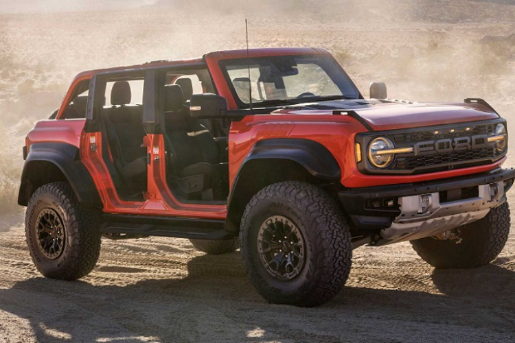 Ban đầu, hãng xe Mỹ dự đoán rằng khối động cơ tăng áp kép EcoBoost V6 3.0L trên Ford Bronco Raptor 2022 mới sẽ sản sinh công suất khoảng 400 mã lực, tuy nhiên, trên thực tế, mẫu SUV hiệu suất cao này có tới 418 mã lực và mô-men xoắn cực đại 596 Nm.