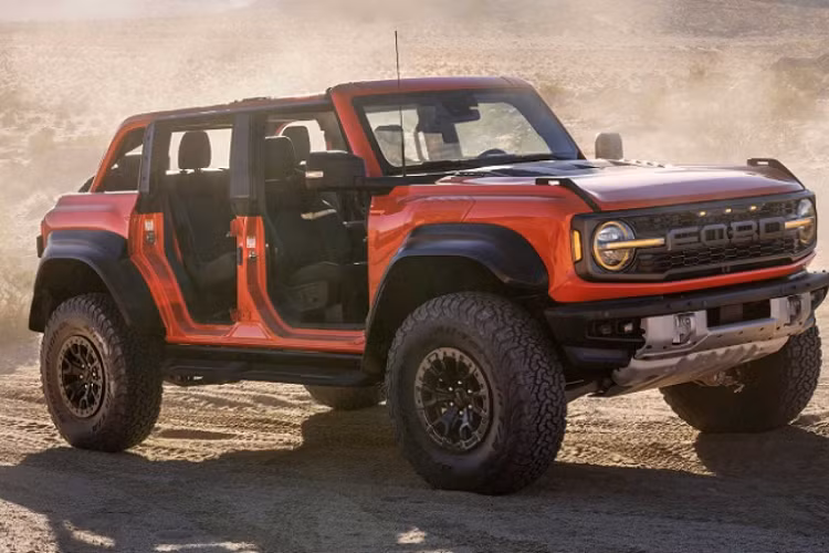 Ban đầu, hãng xe Mỹ dự đoán rằng khối động cơ tăng áp kép EcoBoost V6 3.0L trên Ford Bronco Raptor 2022 mới sẽ sản sinh công suất khoảng 400 mã lực, tuy nhiên, trên thực tế, mẫu SUV hiệu suất cao này có tới 418 mã lực và mô-men xoắn cực đại 596 Nm.