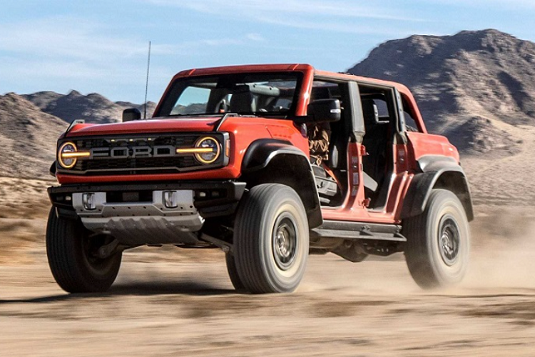 So với các phiên bản Bronco khác, Raptor có rộng hơn 250mm, cao hơn 76mm cùng khoảng sáng gầm tiêu chuẩn đạt 333mm. Ngoài ra, hệ thống treo trước/sau của Ford Bronco Raptor có hành trình tăng lần lượt 60% và 40%.