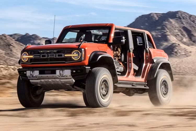 So với các phiên bản Bronco khác, Raptor có rộng hơn 250mm, cao hơn 76mm cùng khoảng sáng gầm tiêu chuẩn đạt 333mm. Ngoài ra, hệ thống treo trước/sau của Ford Bronco Raptor có hành trình tăng lần lượt 60% và 40%.