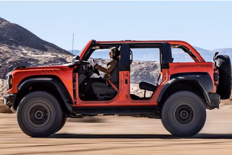 Tại thị trường Mỹ, giá xe Ford Bronco Raptor 2022 có mức bán ra khởi điểm từ 69.995 USD (khoảng 1,59 tỷ đồng). Giống như các phiên bản khác, Bronco Raptor còn cung cấp nhiều gói trang bị và phụ kiện tùy chọn nhưng Ford hiện chưa công bố chi tiết.