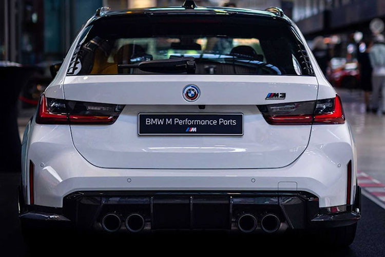 Tùy chọn cho chủ sở hữu xe BMW M3 Touring 2022 độ chính hãng là các họa tiết “50 Jahre BMW M” kỷ niệm 50 năm thành lập bộ phận M Performance.