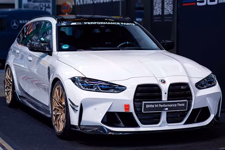 Những chi tiết độ trong gói này chủ yếu làm tăng DNA thể thao cho chiếc Wagon BMW M3 Touring 2022 mới đến từ Đức, đồng thời giúp làm hoàn thiện hơn diện mạo tổng thể của chiếc xe thể thao.