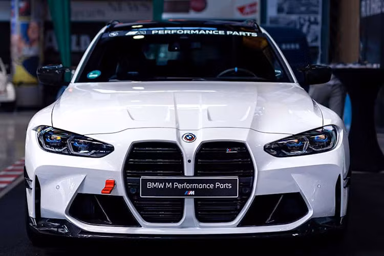 Mức giá độ BMW M3 Touring 2022 M Performance chính hãng hiện vẫn chưa được công bố chi tiết cho khách hàng đang sở hữu mẫu xe này.