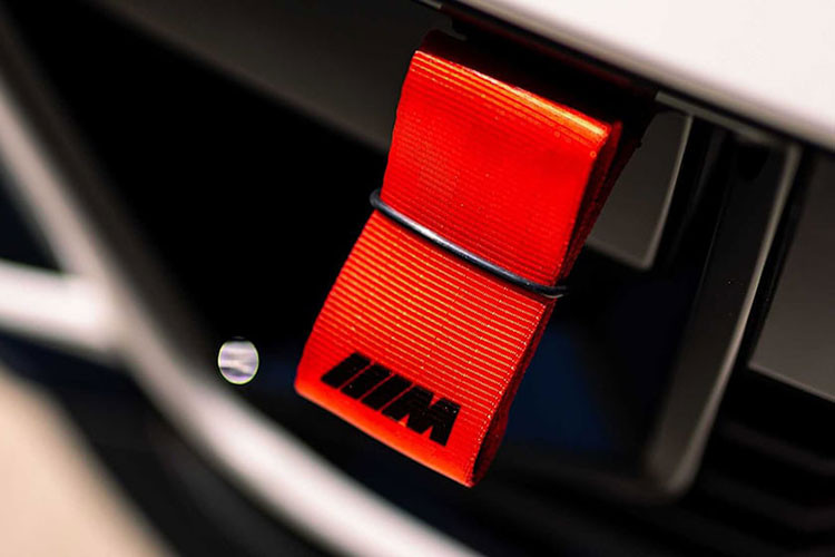 Các tiện ích bổ sung đáng chú ý nhất là bộ body kit được lấy cảm hứng từ DNA thể thao của những mẫu xe Touring DTM. Hệ thống này không chỉ đem tới âm thanh ấn tượng hơn cho khối động cơ tăng áp kép mà còn có thêm lợi ích là nhẹ hơn 30% so với ống xả tiêu chuẩn.