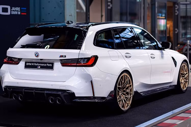 Các chi tiết của bộ phụ kiện độ M Performance cho BMW M3 thế hệ mới đều được làm bằng sợi carbon đậm cá tính.