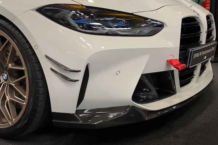 Trong khi bộ mâm Cross-Spokes có kích thước lớn hơn 1 inch và có cả màu Jet Black Matte và Frozen Gold Bronze. Những cải tiến khác cho ghế là tựa đầu bằng sợi carbon cũng như bọc tựa lưng M Performance.