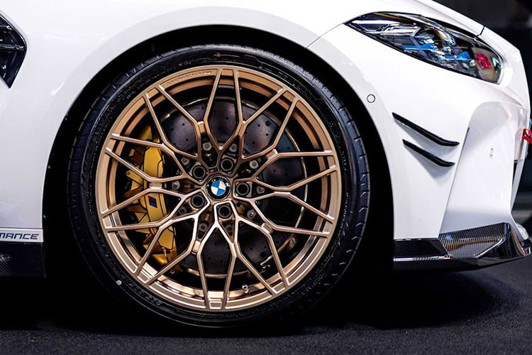 Về mặt nâng cấp hiệu suất, xe được trang bị một hệ thống ống xả titan M Performance có cấu tạo giống như ống xả M Performance cho mẫu sedan M3.