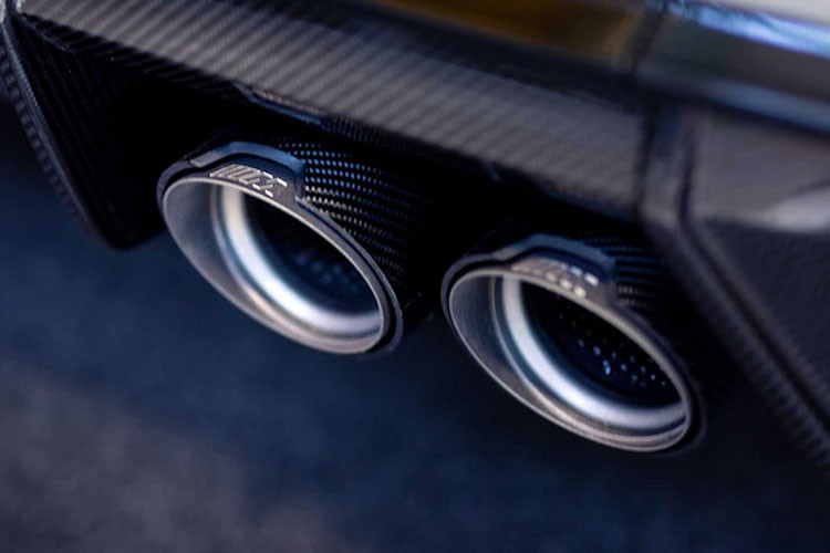 Khách hàng cũng có thể lựa chọn giữa các tùy chọn mâm xe bao gồm bộ mâm M Performance Y-Spoke và M Performance Cross-Spoke.