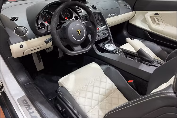 Bên dưới phần nắp capô phía sau của siêu xe mui trần Lamborghini Gallardo LP560-4 Spyder được trang bị khối động cơ V10, dung tích 5.2 lít quen thuộc nhưng sản sinh ra công suất tối đa 560 mã lực và mô-men xoắn cực đại 540 Nm. 