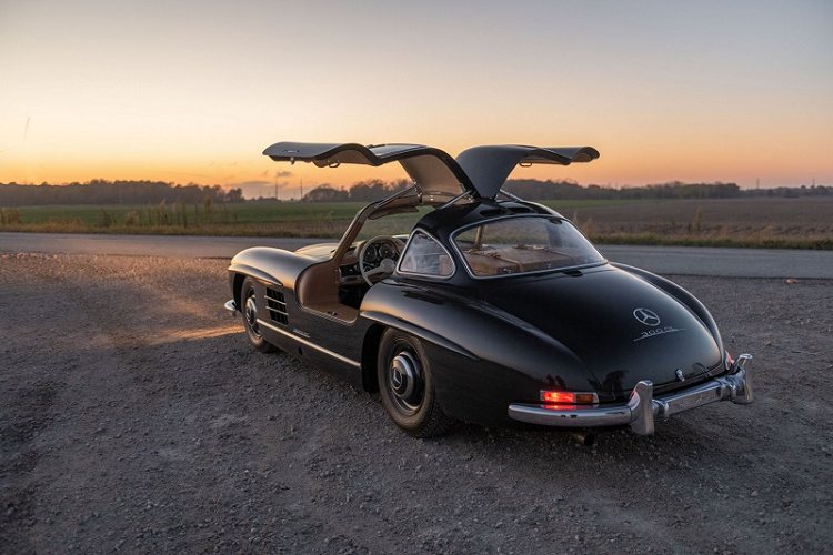 Ngoại thất của chiếc xe cũng được mạ chrome và đánh bóng, bao gồm cả bộ mâm nguyên bản. Ở bên trong, khoang nội thất cũng trải qua nhiều sửa đổi và nâng cấp, bao gồm cả việc bọc da chất lượng cao.