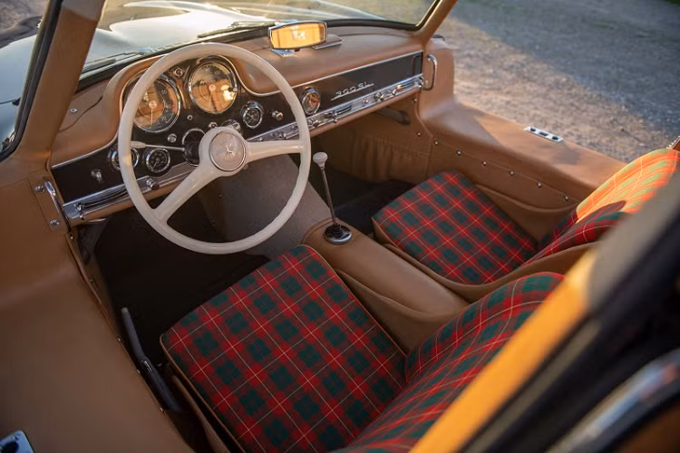 Trong thời gian Gallogly sở hữu, động cơ của chiếc 300 SL Gullwing đã được sửa đổi, lớp sơn ngoại thất cũng được khắc phục lại. Trong nhiều thập kỷ vừa qua, chiếc xe này đã qua tay nhiều chủ sở hữu khác trước khi bắt đầu được trùng tu hoàn toàn vào năm 2014.