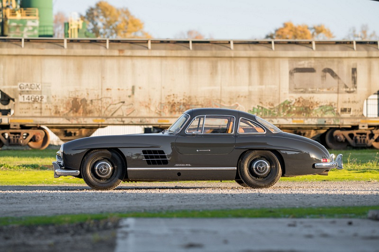 Đơn vị tổ chức bán đấu giá RM Sotheby’s đã tiết lộ rằng chiếc Mercedes-Benz 300 SL Gullwing hàng hiếm này ban đầu thuộc sở hữu của một người đàn ông ở Cleveland, Ohio. Cho đến tháng 11/1971, nó được bán cho một đại lý ở North Royalton, Ohio và được mua lại bởi nhà sưu tập Frank Gallogly ở New Jersey vào năm 1987.