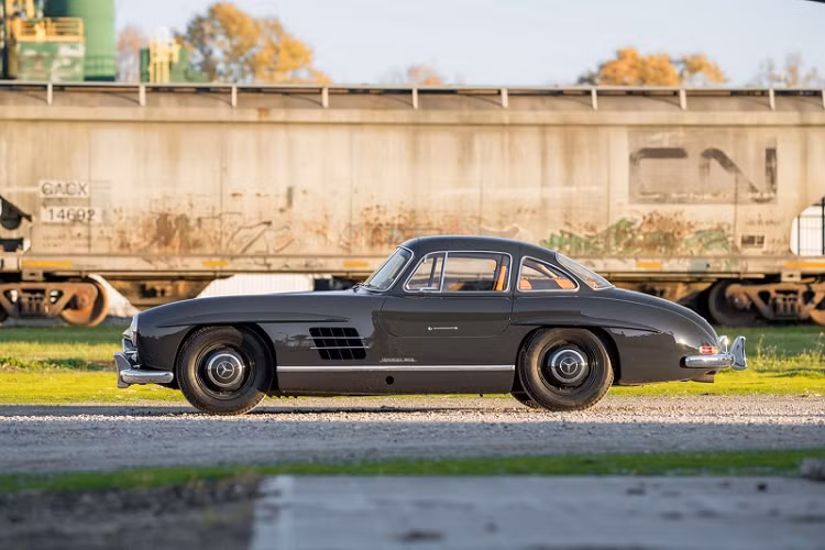Đơn vị tổ chức bán đấu giá RM Sotheby’s đã tiết lộ rằng chiếc Mercedes-Benz 300 SL Gullwing hàng hiếm này ban đầu thuộc sở hữu của một người đàn ông ở Cleveland, Ohio. Cho đến tháng 11/1971, nó được bán cho một đại lý ở North Royalton, Ohio và được mua lại bởi nhà sưu tập Frank Gallogly ở New Jersey vào năm 1987.