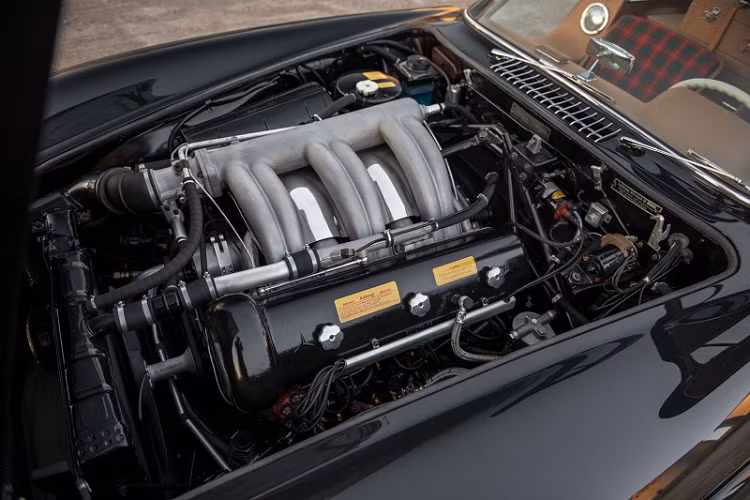 Trong lần trùng tu lớn nhất, các bộ phận cơ khí của Mercedes-Benz 300 SL Gullwing tiếp tục được chế tạo lại.