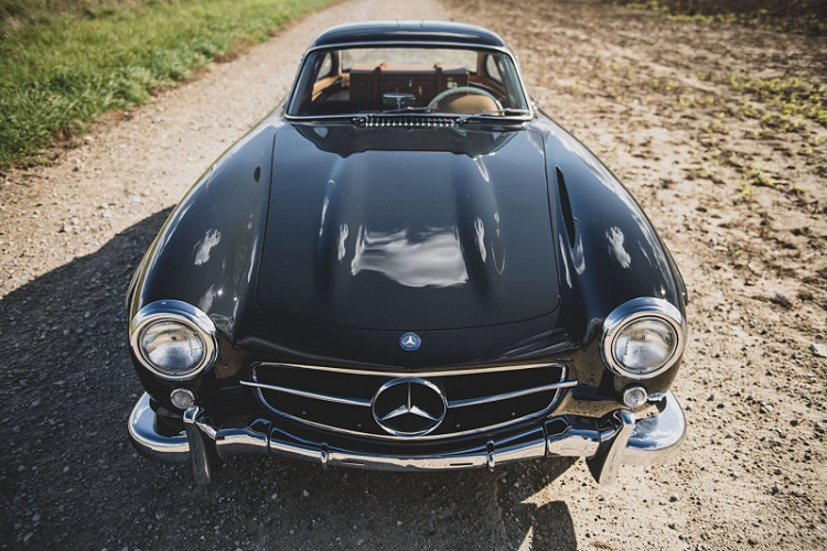 Chủ nhân của chiếc Mercedes-Benz 300 SL Gullwing đời 1955 này chuẩn bị được bán đấu giá đã lựa chọn màu xám đen Dunkelgrau từ danh mục đặc biệt, khiến nó trở thành một trong hai chiếc được hoàn thiện theo phối màu này.