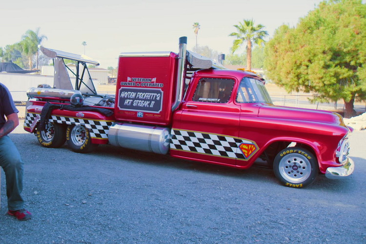 Chiếc bán tải siêu tốc này có tên là Hot Streak II hàng khủng, và nó hiện thuộc sở hữu và được điều khiển bởi Hayden Proffitt II, người đã mua lại nó từ “vua của các phương tiện chạy bằng động cơ phản lực”, Les Shockley. Chính Shockley là người đã chế tạo chiếc xe bán tải này vào đầu những năm 1990, khi những mẫu bán tải như GMC Syclone, Chevrolet Silverado SS 454, và F-150 Lightning nguyên bản của Ford đang được chú ý.