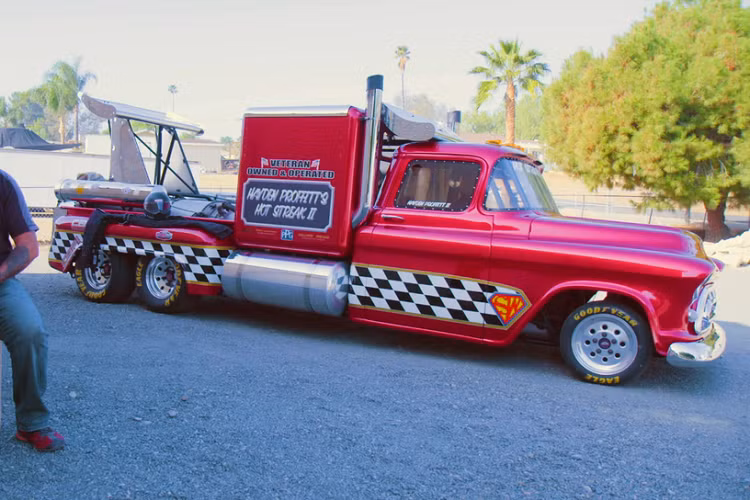 Chiếc bán tải siêu tốc này có tên là Hot Streak II hàng khủng, và nó hiện thuộc sở hữu và được điều khiển bởi Hayden Proffitt II, người đã mua lại nó từ “vua của các phương tiện chạy bằng động cơ phản lực”, Les Shockley. Chính Shockley là người đã chế tạo chiếc xe bán tải này vào đầu những năm 1990, khi những mẫu bán tải như GMC Syclone, Chevrolet Silverado SS 454, và F-150 Lightning nguyên bản của Ford đang được chú ý.