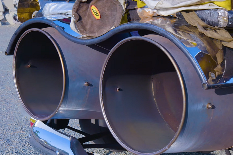 Với nguồn sức mạnh nói trên, Hot Streak II có thể đạt vận tốc 563 km/h, mặc dù Proffitt II nói rằng anh ấy "chỉ" đạt được khoảng 547 km/h mà thôi. Điều ấn tượng hơn cả là chiếc xe sẽ chỉ cần vài giây để đạt đến tốc độ, và khi cặp dù dài gần 5 mét được thả ra, người lái sẽ phải chịu trọng lực tương đương -10 G vào lúc giảm tốc ban đầu.